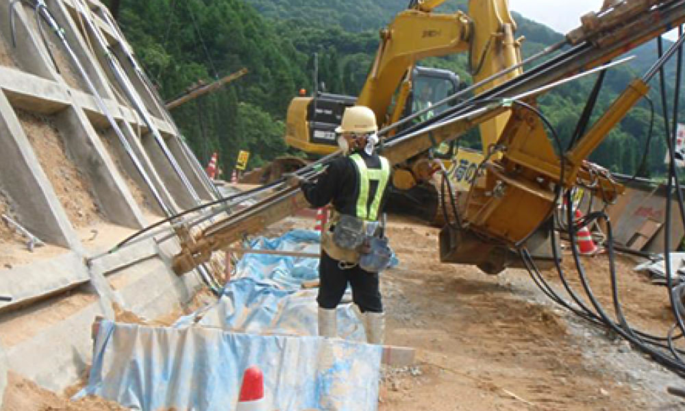 山留アンカー設置作業